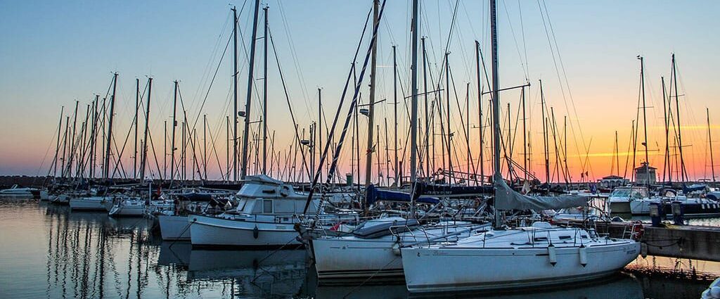 Porto sul mare al tramonto Road to 2028